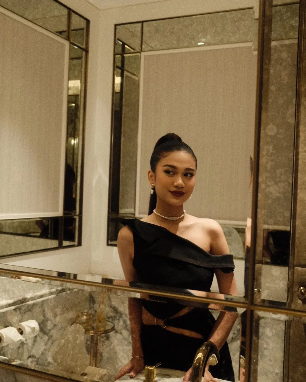 potret zize dengan makeup bold pangling © instagram