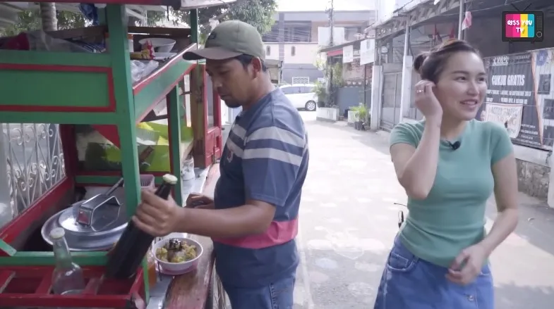 penyanyi jajan di pinggir jalan © berbagai sumber