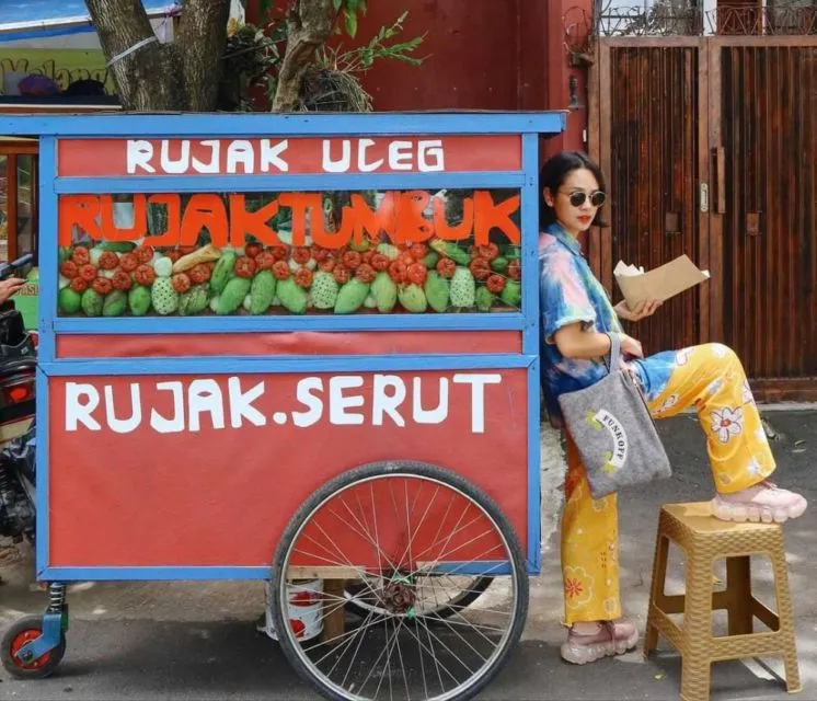penyanyi jajan di pinggir jalan © berbagai sumber