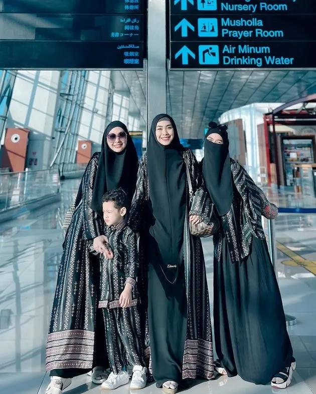 momen ria ricis umroh bareng teuku ryan © berbagai sumber