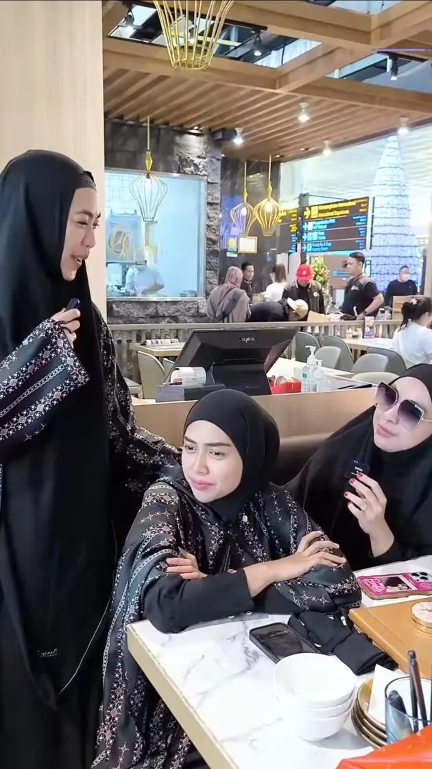 momen ria ricis umroh bareng teuku ryan © berbagai sumber