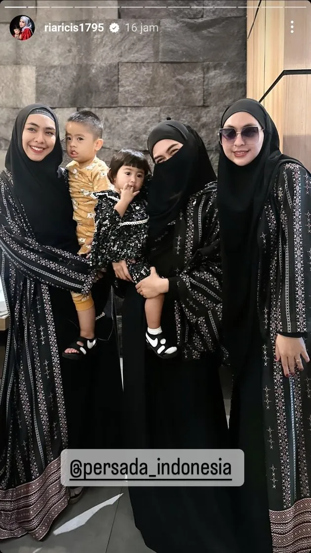 momen ria ricis umroh bareng teuku ryan © berbagai sumber