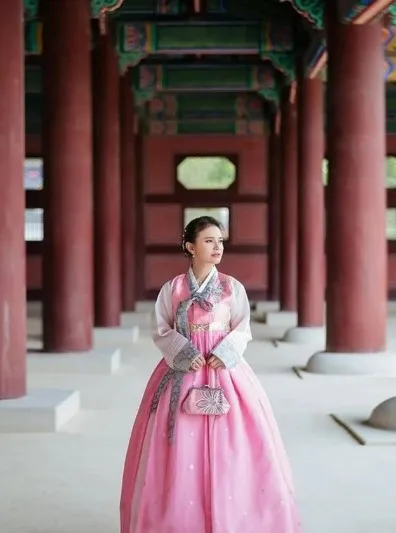 penyanyi kenakan hanbok saat di Korea © Instagram penyanyi kenakan hanbok saat di Korea © Instagram