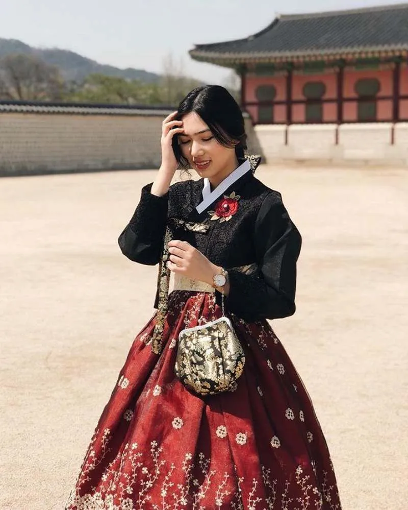 penyanyi kenakan hanbok saat di Korea © Instagram penyanyi kenakan hanbok saat di Korea © Instagram
