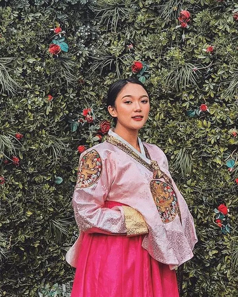 penyanyi kenakan hanbok saat di Korea © Instagram penyanyi kenakan hanbok saat di Korea © Instagram