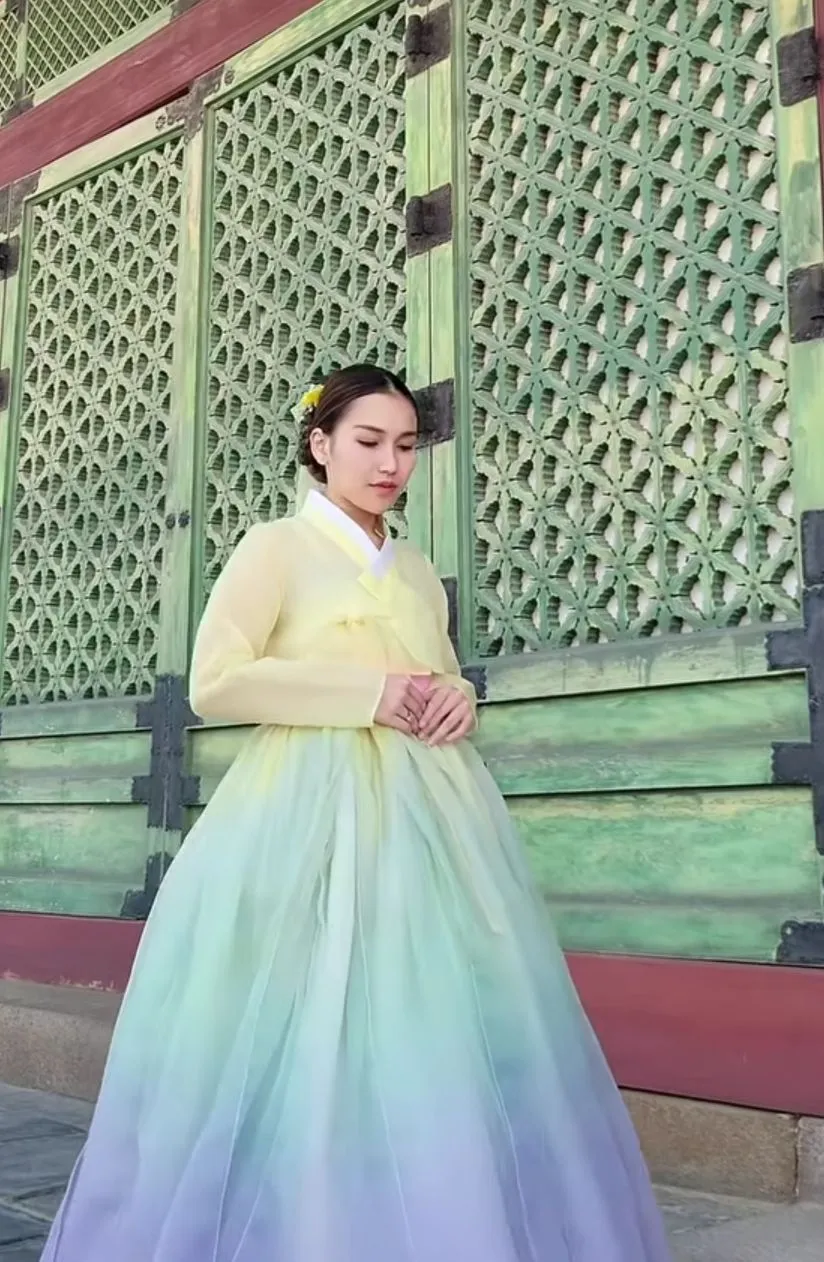 penyanyi kenakan hanbok saat di Korea © Instagram penyanyi kenakan hanbok saat di Korea © Instagram