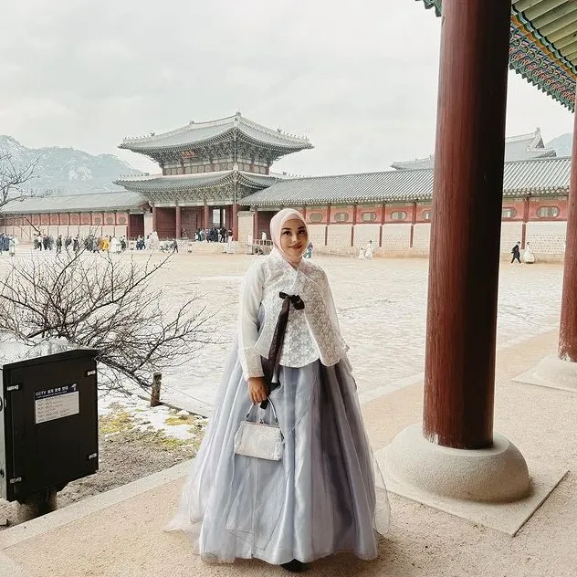 penyanyi kenakan hanbok saat di Korea © Instagram penyanyi kenakan hanbok saat di Korea © Instagram