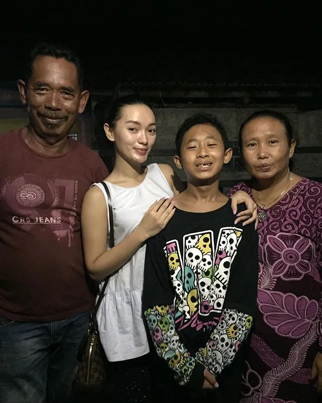 penampilan sederhana ibunda Zaskia Gotik © Instagram