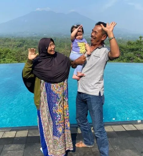 penampilan sederhana ibunda Zaskia Gotik © Instagram