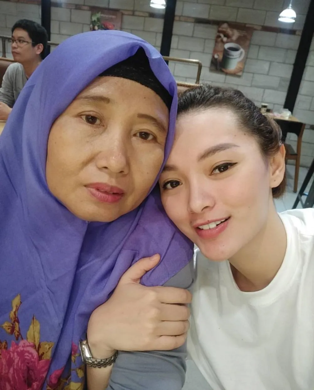 penampilan sederhana ibunda Zaskia Gotik © Instagram