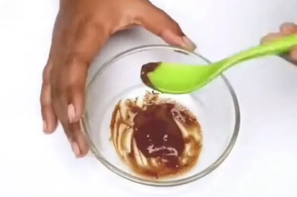 Menyamarkan tampilan uban agar kembali hitam Berbagai sumber