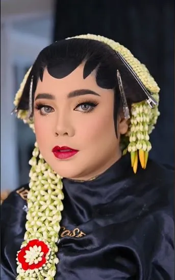 Transformasi makeup wanita bertubuh berisi berbagai sumber Transformasi makeup wanita bertubuh berisi berbagai sumber