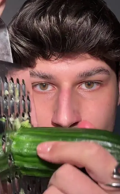 Cara simpel cerahkan mata panda ala pria TikTok