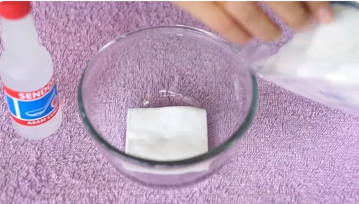 hempaskan bau badan asam pakai cuka. berbagai sumber