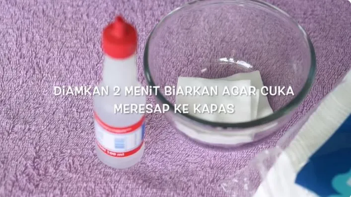 hempaskan bau badan asam pakai cuka. berbagai sumber