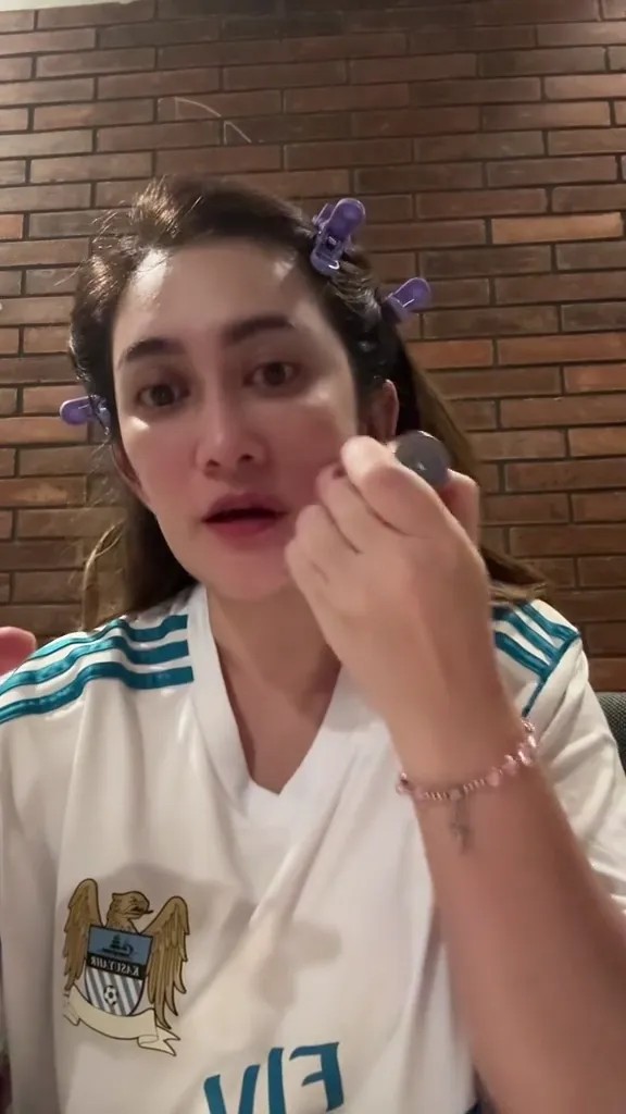 Rutinitas skincare malam Nafa Urbach © TikTok Rutinitas skincare malam Nafa Urbach © TikTok