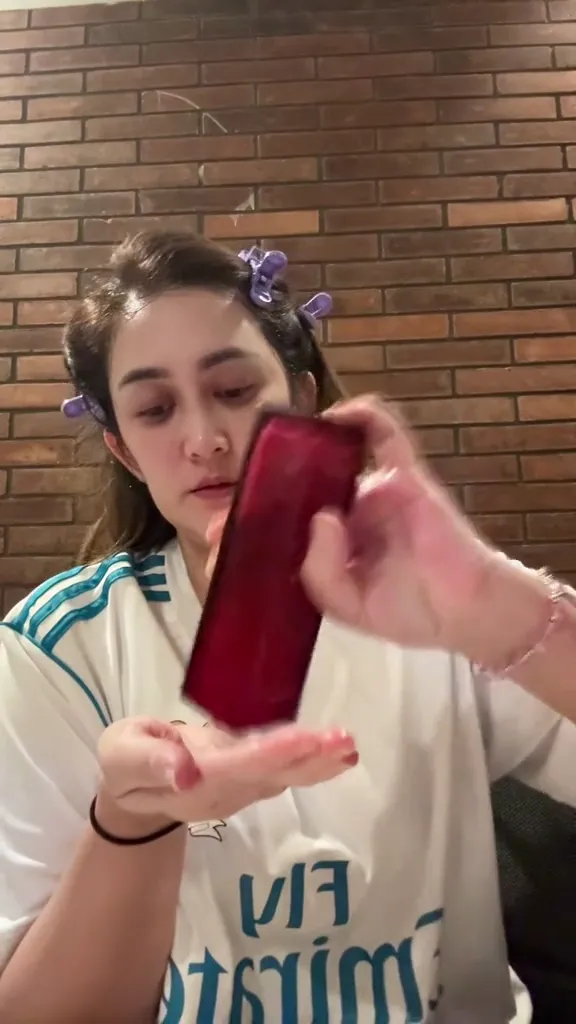 Rutinitas skincare malam Nafa Urbach © TikTok Rutinitas skincare malam Nafa Urbach © TikTok