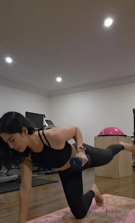 rahasia wajah kencang Dian Sastro © Instagram