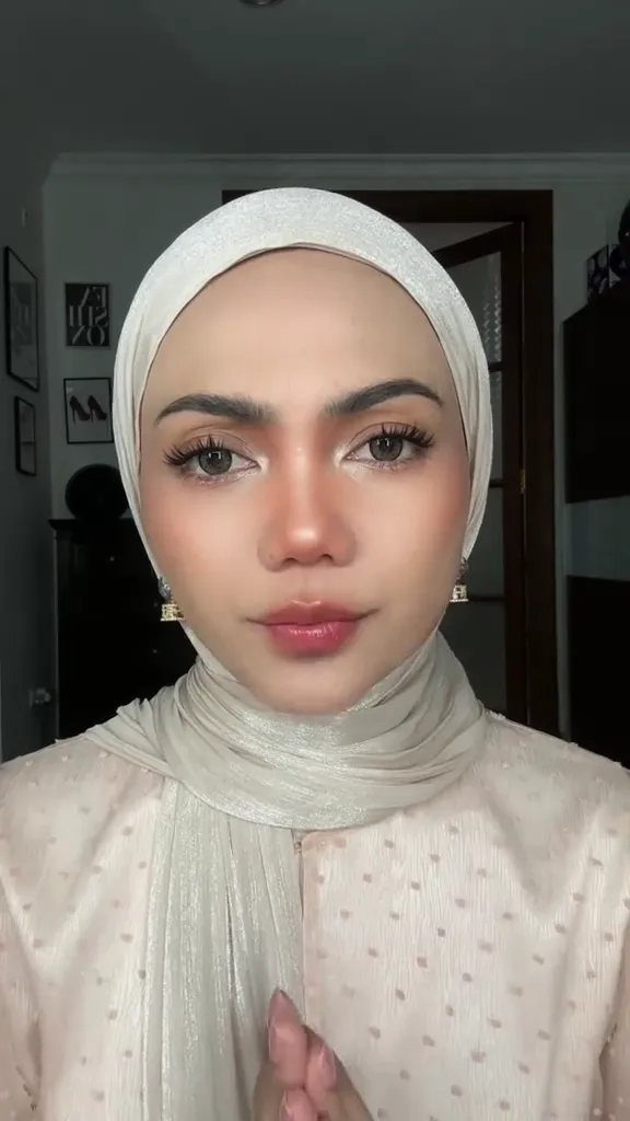 Rina Nose bagikan tutorial makeup fresh © TikTok Rina Nose bagikan tutorial makeup fresh © TikTok