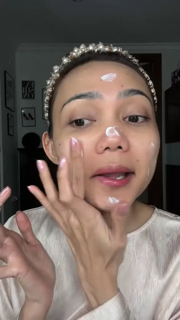 Rina Nose bagikan tutorial makeup fresh © TikTok Rina Nose bagikan tutorial makeup fresh © TikTok