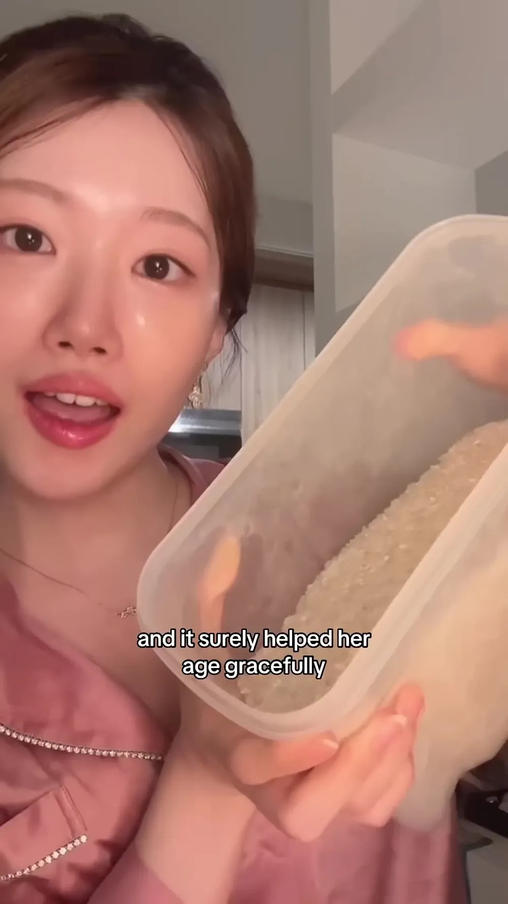 Wanita Korea ini bagikan rahasia wajah kenyal © YouTube