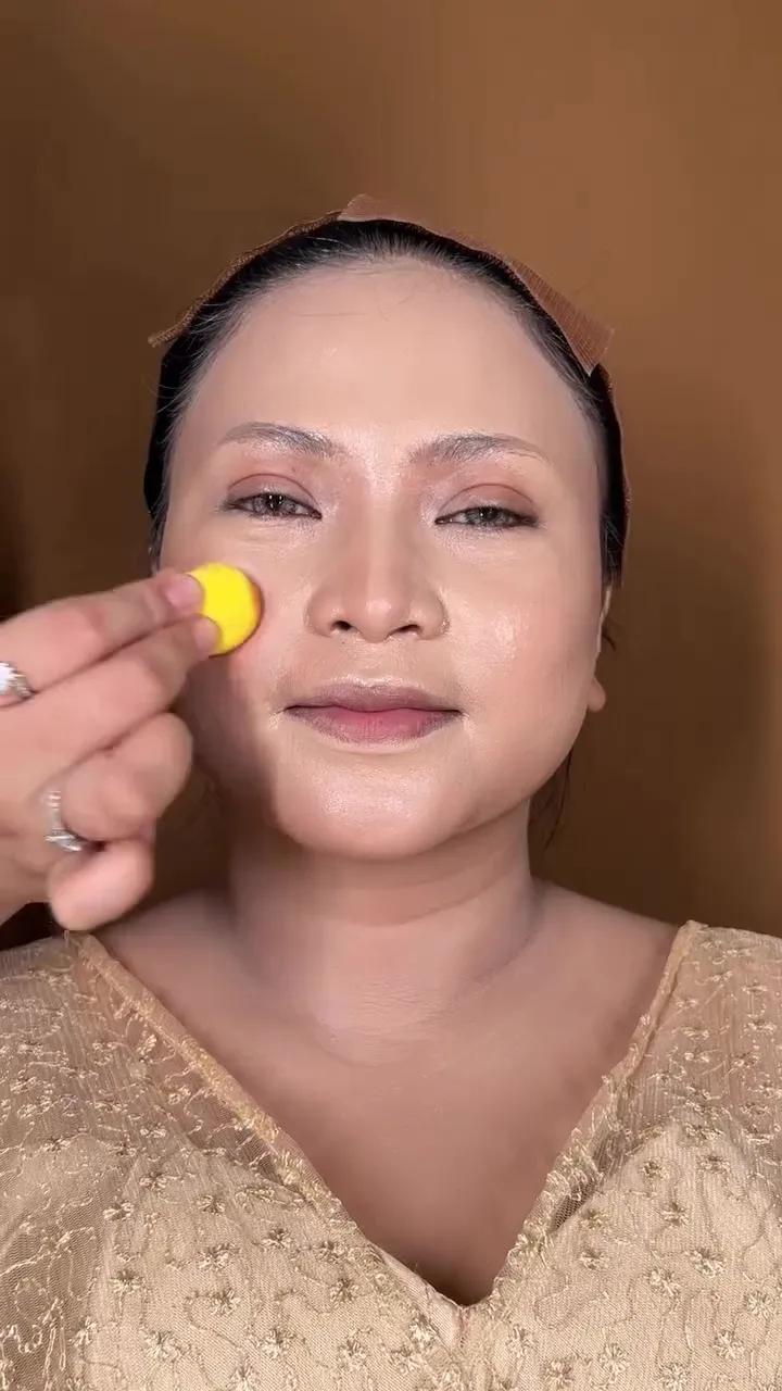 cewek berwajah bulat dengan eye look dramatis © Instagram 