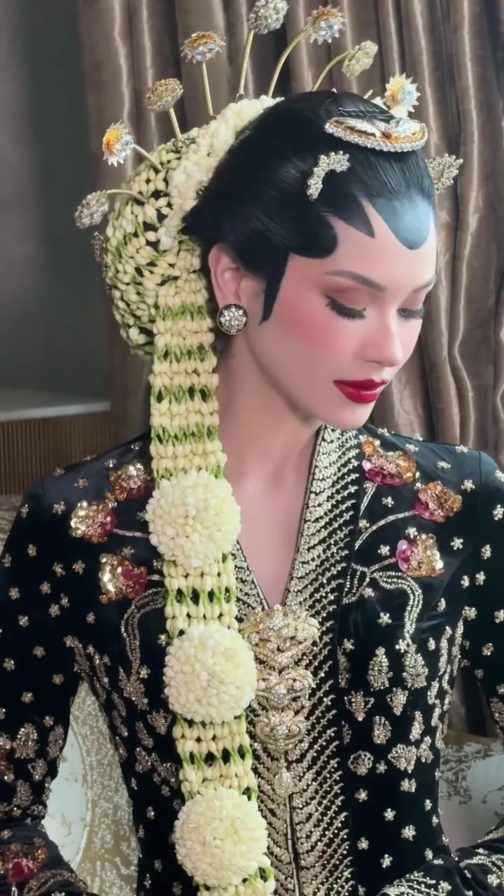 makeup Alyssa Daguise pakai paes © Instagram