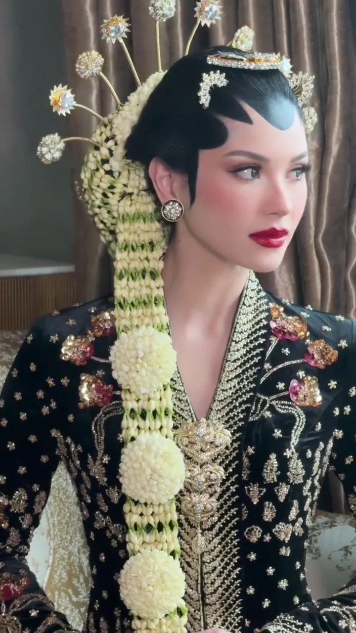 makeup Alyssa Daguise pakai paes © Instagram