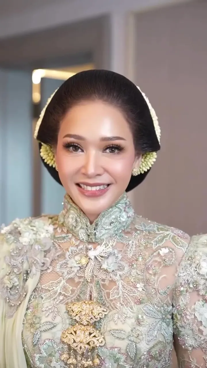 Maia Estianty cuma pakai lipstik Rp20 ribuan © Instagram Maia Estianty cuma pakai lipstik Rp20 ribuan © Instagram