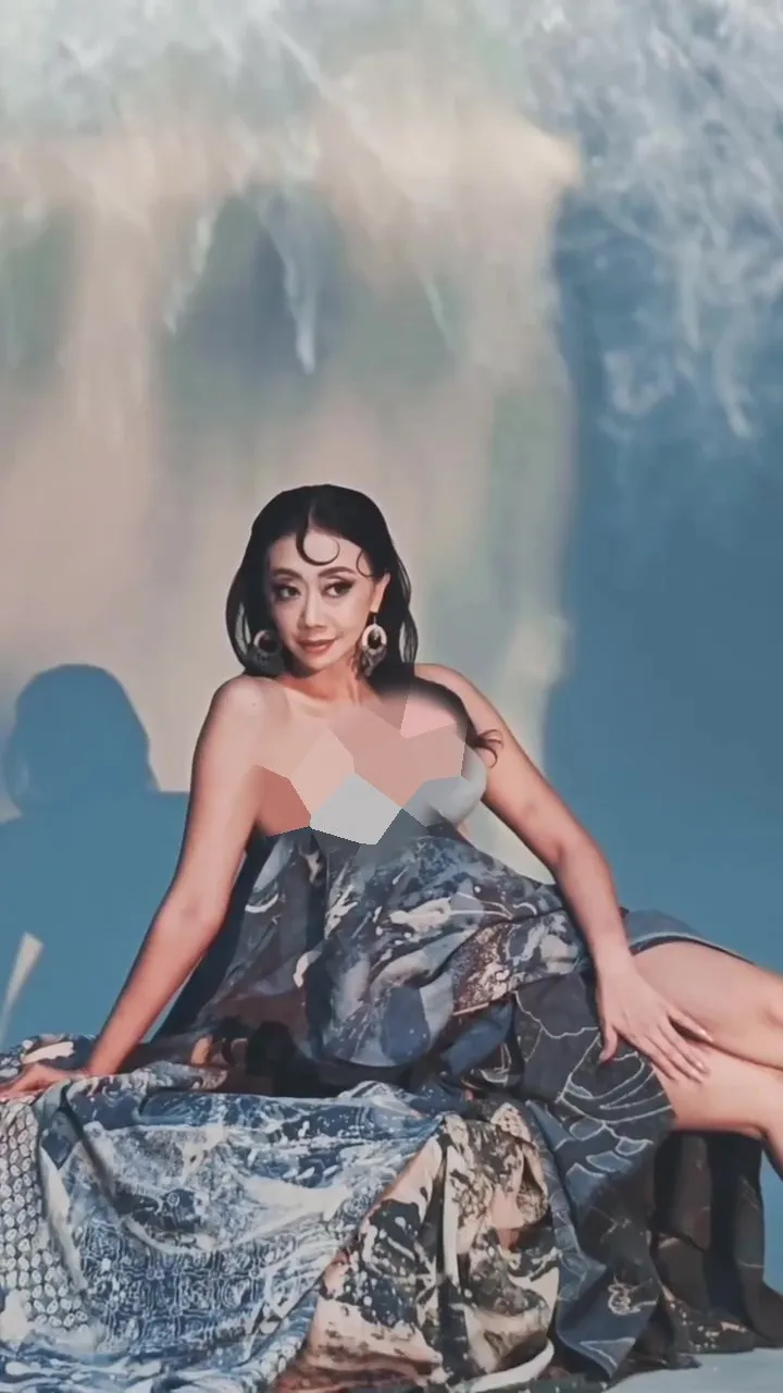 Asri Welas dengan glam makeup © Instagram 