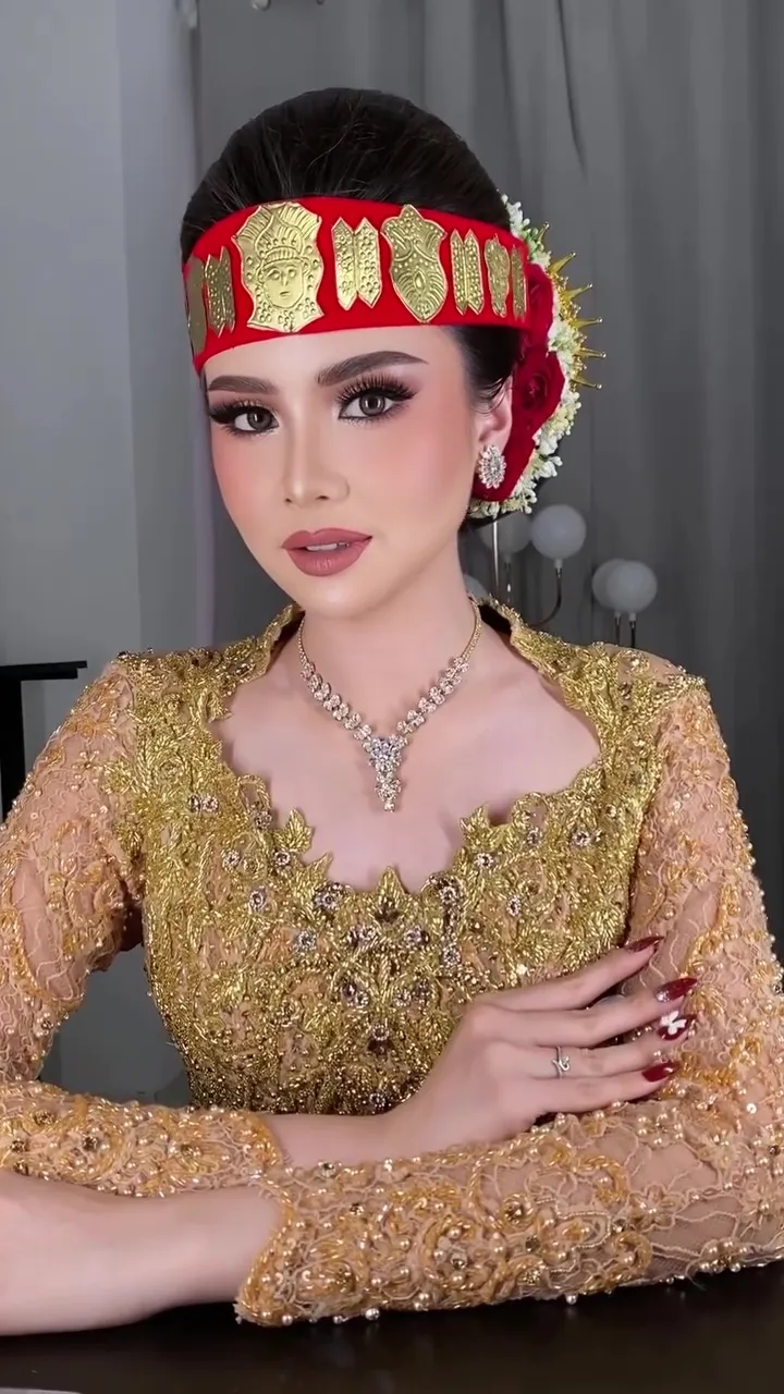 Pengantin ini request makeup bold © Instagram 