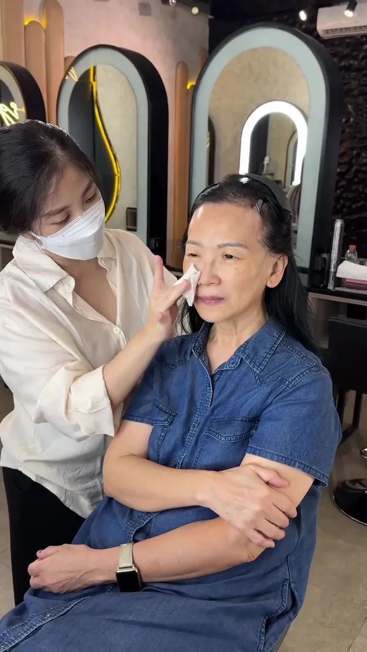 transformasi ibu-ibu dirias smokey eye © Instagram transformasi ibu-ibu dirias smokey eye © Instagram