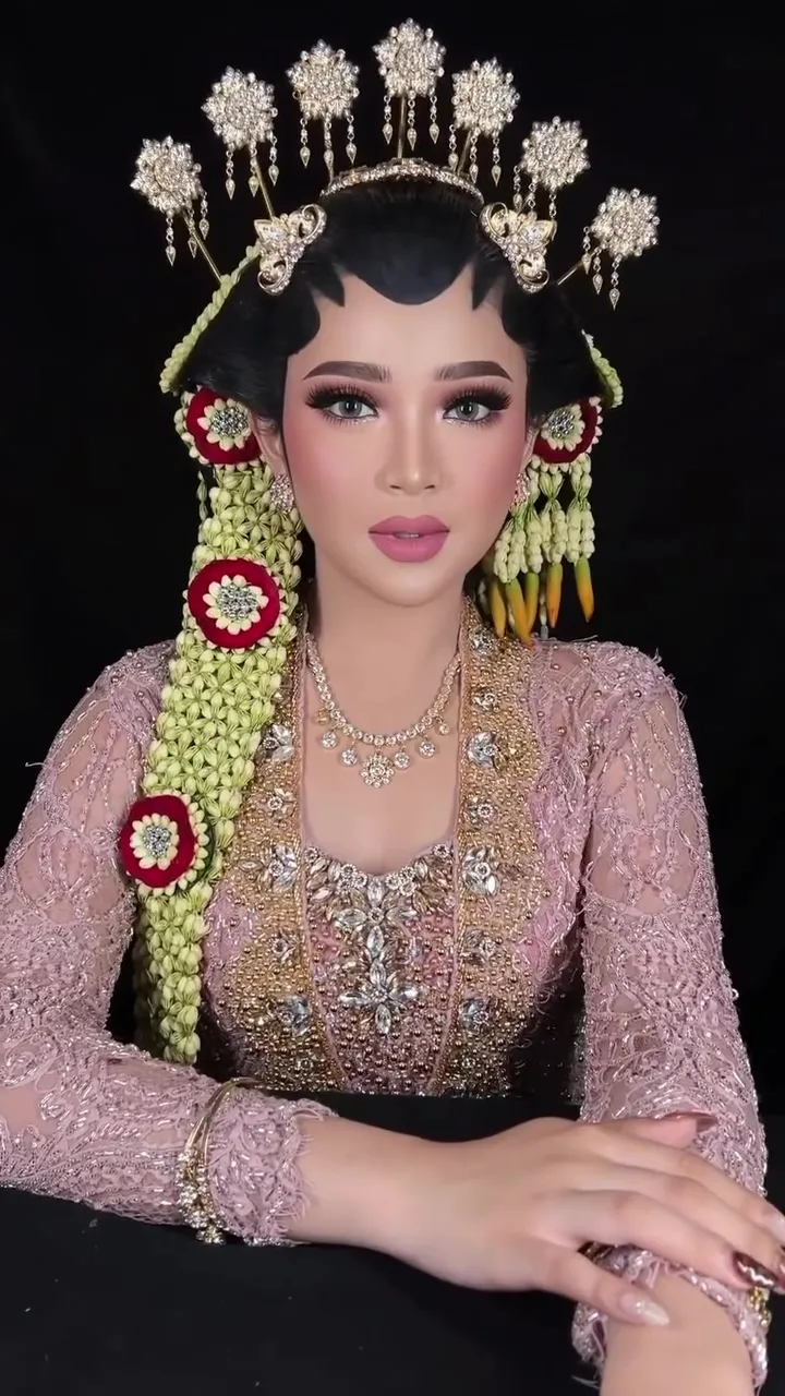 Transformasi pengantin Jawa dirias pink nude © Instagram Transformasi pengantin Jawa dirias pink nude © Instagram