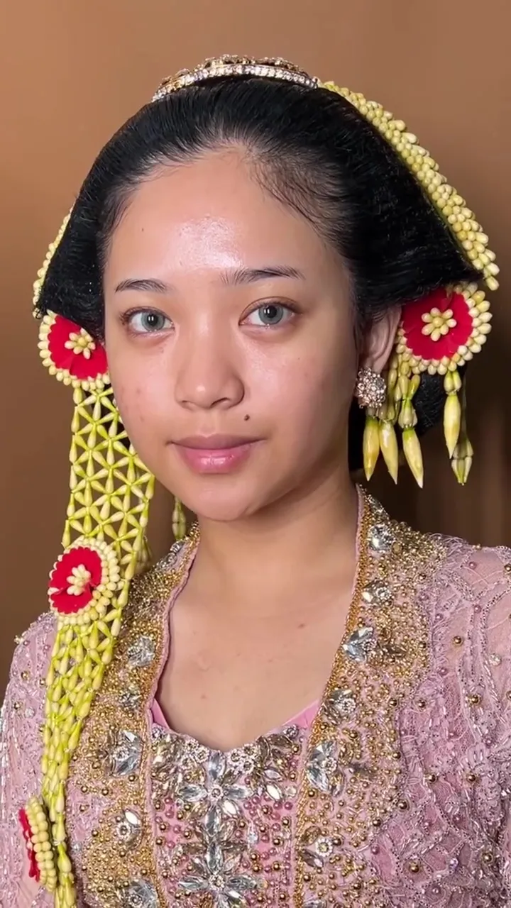 Transformasi pengantin Jawa dirias pink nude © Instagram Transformasi pengantin Jawa dirias pink nude © Instagram