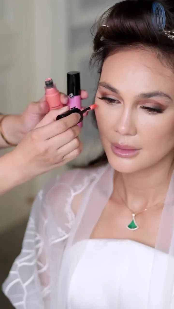 Luna Maya saat resepsi © Instagram