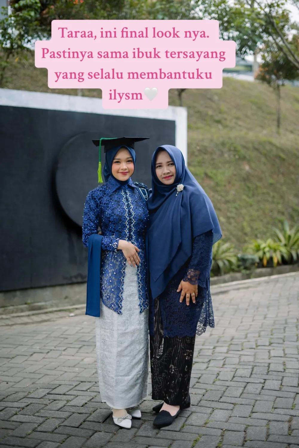 Wanita ini rombak baju kebaya © TikTok