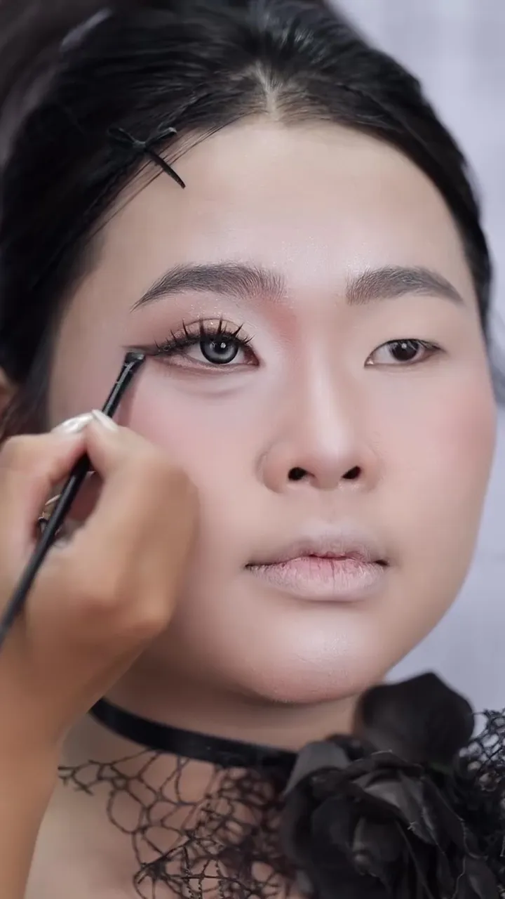 Sulap mata kecil jadi lebar © Instagram 