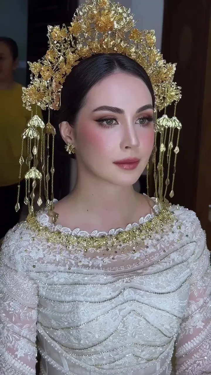 makeup Arumi Bachsin saat upacara © 2025 brilio.net