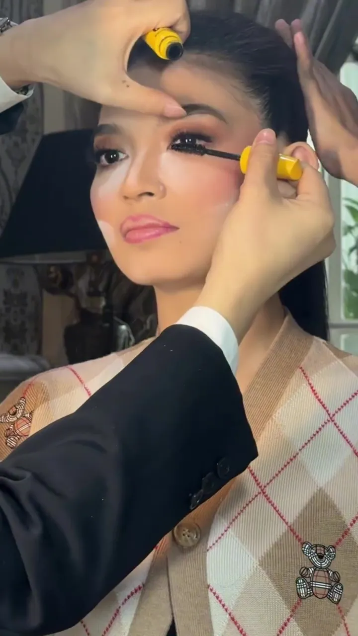 makeup bold Selvi Ananda © Instagram 