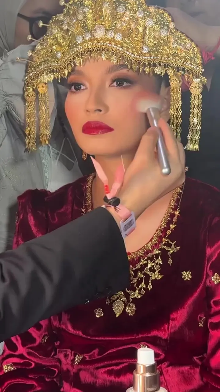 makeup bold Selvi Ananda © Instagram 