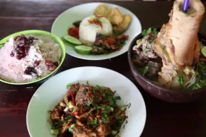 Lezatnya soto sumsum sapi jumbo yang super gurih, bikin ketagihan nih!