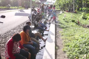 Selokan kotor ini disulap jadi tempat terapi ikan, keren abis