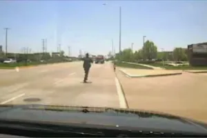 Aksi polisi selamatkan anak yang tiba-tiba berlarian di jalan raya