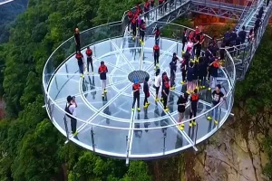 Nikmati pemandangan dari jembatan kaca di ketinggian 131 meter, wow!