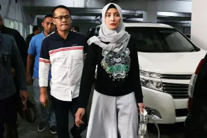 Kisah cinta tak berbatas Inneke Koesherawati pada suami