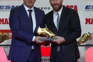 Ungguli Ronaldo, Lionel Messi terima sepatu emas kelima