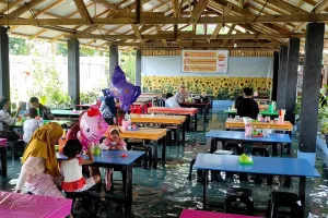 Soto Cokro Kembang, sensasi makan di kolam ikan yang tak terlupakan