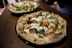  Fransis Pizza, buka cuma dua hari selalu sold out sebelum jam buka 