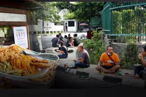 Warung Pojok Mbak Yuni, antre kayak ular sehari habis 100 kg beras