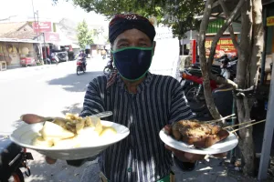 Abdi dalem jualan sate kere pakai gending Jawa, sehari ludes 60 porsi